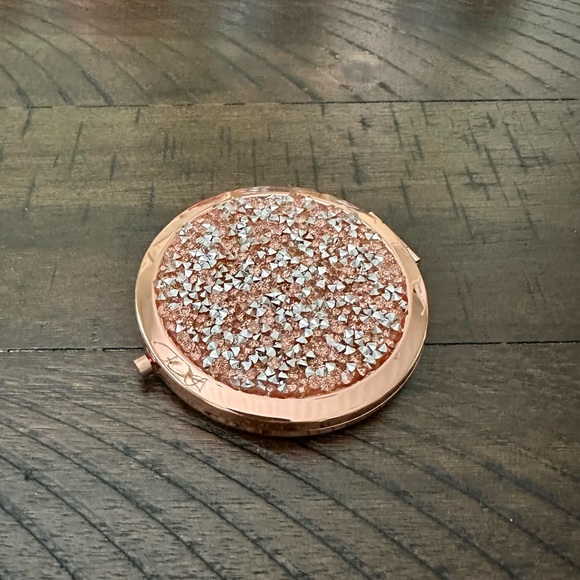 NEW!! Glam Compact Mirror - Picture 5 of 13